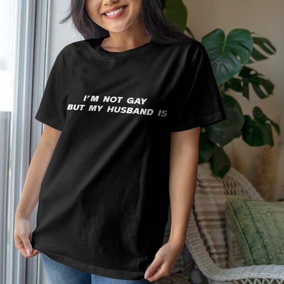 私はゲイではありませんが、夫はゲイです。ミームTシャツ、皮肉なLGBTT 