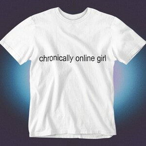 Rolig T-shirt för tjejer med kroniskt online-tema, sarkastisk ironisk grafisk humor, Gen Z-tröja, alt-tumblr, viral, unisex White