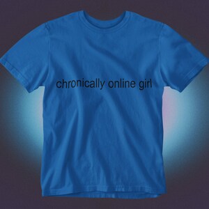 Rolig T-shirt för tjejer med kroniskt online-tema, sarkastisk ironisk grafisk humor, Gen Z-tröja, alt-tumblr, viral, unisex Royal