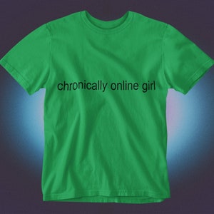 Rolig T-shirt för tjejer med kroniskt online-tema, sarkastisk ironisk grafisk humor, Gen Z-tröja, alt-tumblr, viral, unisex Irish Green