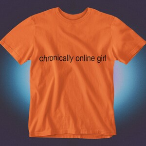 Rolig T-shirt för tjejer med kroniskt online-tema, sarkastisk ironisk grafisk humor, Gen Z-tröja, alt-tumblr, viral, unisex Orange