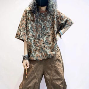 オーバーサイズテクスチャードTシャツ、ダメージ加工レイヤードコットントップ、アーティスティックなリラックスTシャツ