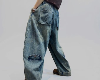 Pantalones harem de mezclilla lavada, pierna ancha y tiro bajo, estilo streetwear bohemio.