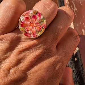 Round Resin Ring with Real Pink Flower – Handmade Botanical Jewelry – Romantic Gift with Rose Box