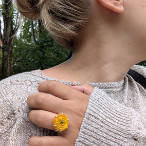 Adjustable ring with real yellow ranunculus flower (buttercup) in resin | Handmade botanical jewelry | Rose gift box included