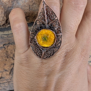 Bronze leaf ring with real yellow ranunculus flower (buttercup) in resin | Unique botanical jewelry | Rose gift box included