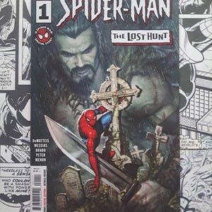 Könnte beinhalten: Ein Marvel Spider-Man: The Lost Hunt Ausgabe 1 Comicbuch mit einer Titelillustration von Spider-Man, der ein großes Messer auf einem Friedhof hält, mit einer großen Figur im Hintergrund. Der Text lautet Spider-Man The Lost Hunt und Marvel.