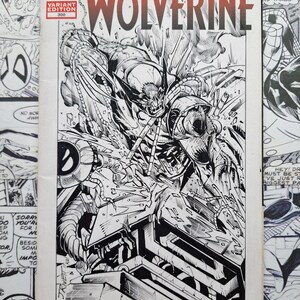 Puede incluir: Un cómic de Marvel con Wolverine en una ilustración dinámica y llena de acción. La portada es predominantemente en blanco y negro, con el título "Wolverine" en letras rojas en negrita. El cómic es una edición variante, número 300.