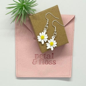 Sunflower Earrings, Flower Dangle Earrings, White Daisy, Cute Earrings, Daisy Charm, Retro Earrings, Spring Earrings