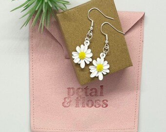 Sunflower Earrings, Flower Dangle Earrings, White Daisy, Cute Earrings, Daisy Charm, Retro Earrings, Spring Earrings