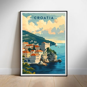 Puede incluir: Un cartel de viaje vintage con una ilustración colorida de una ciudad costera en Croacia. El cartel tiene una combinación de colores azul, verde y amarillo y presenta un pequeño velero en la distancia.