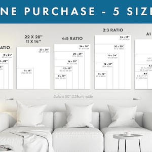 Puede incluir: Un diagrama que muestra diferentes tama&ntilde;os de impresiones para un sof&aacute;, con medidas en pulgadas y cent&iacute;metros. El texto "ONE PURCHASE - 5 SIZES" est&aacute; en la parte superior del diagrama. El texto "Sofa is 90" (228cm) wide" est&aacute; debajo del diagrama.