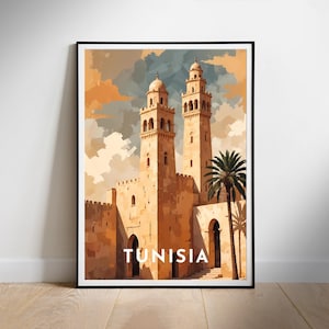 Peut inclure: Une affiche de voyage vintage représentant un bâtiment couleur sable avec deux minarets hauts. Le bâtiment a une grande arche et le texte "TUNISIA" est imprimé en gras sous l'arche.
