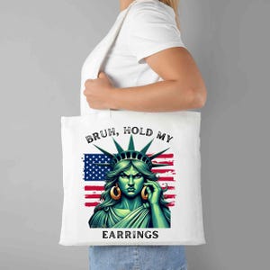 Mano, segure meus brincos PNG, sublimação engraçada da Estátua da Liberdade, download digital feminista patriótico para camisetas e artesanatos