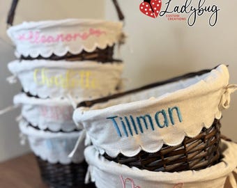 SPECIALE BESTELLING: Amanda Byron - gepersonaliseerde geborduurde mand met geschulpte voering - rieten babyopberger