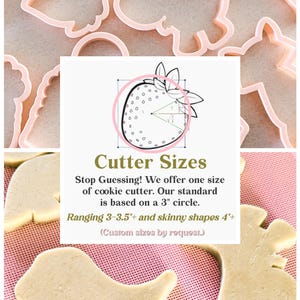 Pu&ograve; includere: Una collezione di formine per biscotti in plastica rosa a forma di animali, con una grafica a fragola e il testo "Cutter Sizes". Le formine variano da 7,6 a 8,9 cm, con forme sottili a 10,2 cm.
