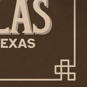 Pu&ograve; includere: Un poster marrone con la parola "TEXAS" in bianco, con un testo stilizzato. La lettera "S" &egrave; grande e prominente. Un bordo bianco e un elemento angolare decorativo incorniciano il testo.