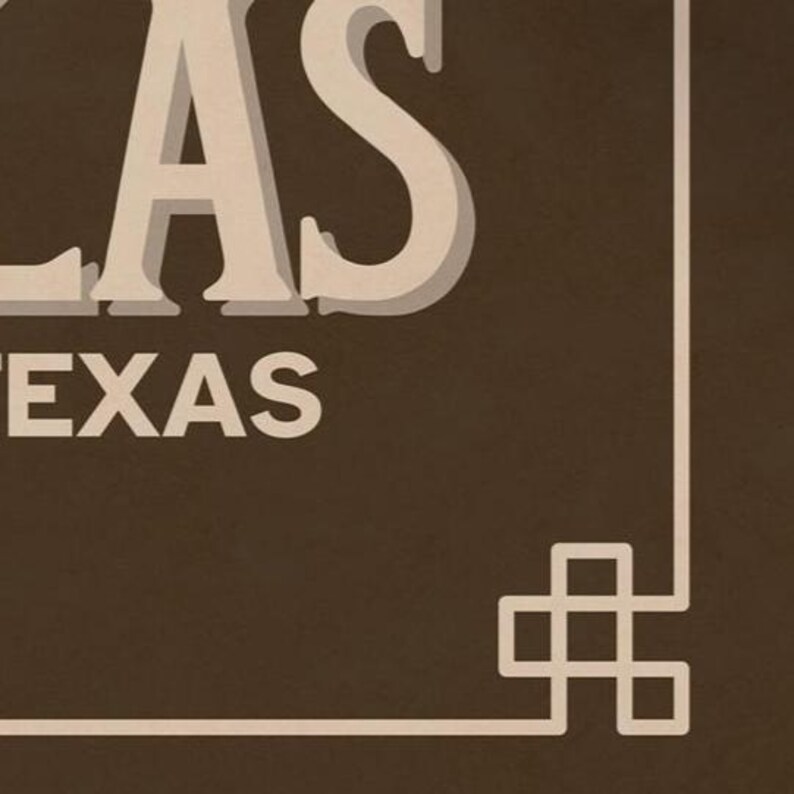 Pu&ograve; includere: Un poster marrone con la parola "TEXAS" in bianco, con un testo stilizzato. La lettera "S" &egrave; grande e prominente. Un bordo bianco e un elemento angolare decorativo incorniciano il testo.