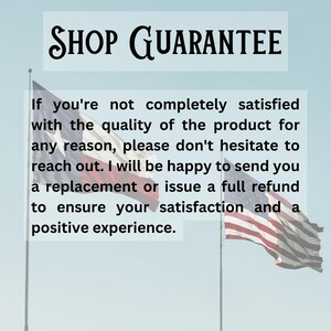 Pu&ograve; includere: Immagine con il testo "SHOP GUARANTEE" e una dichiarazione di soddisfazione del cliente. Il testo promette sostituzioni o rimborsi. Due bandiere americane sullo sfondo, con un cielo azzurro.