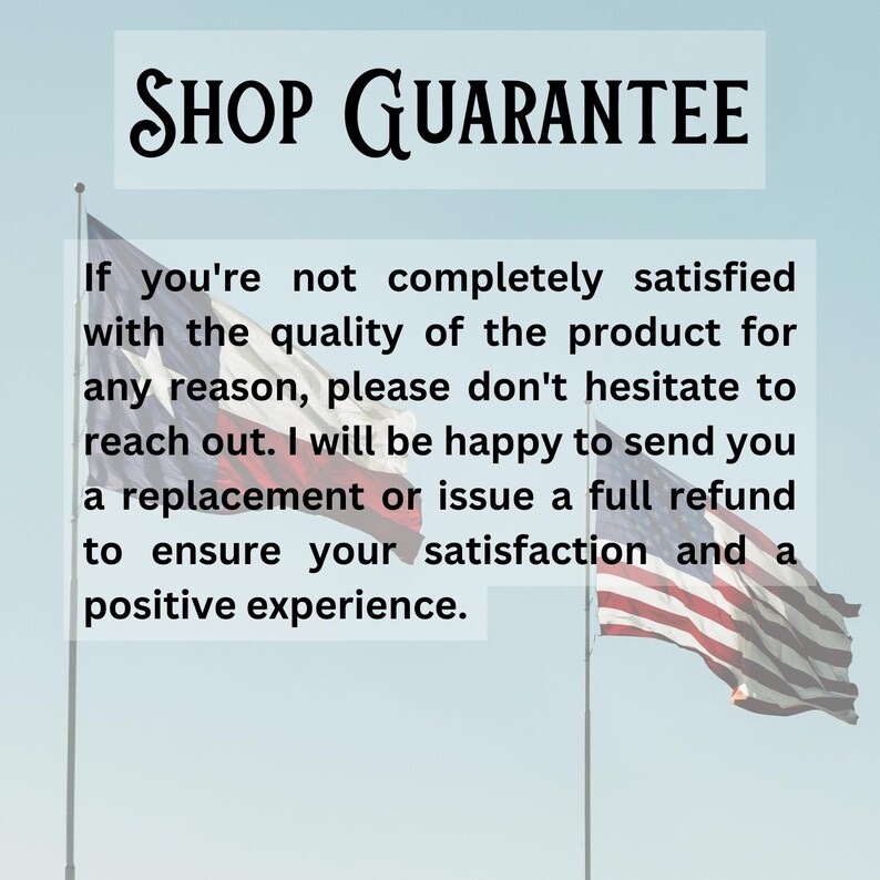 Pu&ograve; includere: Immagine con il testo "SHOP GUARANTEE" e una dichiarazione di soddisfazione del cliente. Il testo promette sostituzioni o rimborsi. Due bandiere americane sullo sfondo, con un cielo azzurro.
