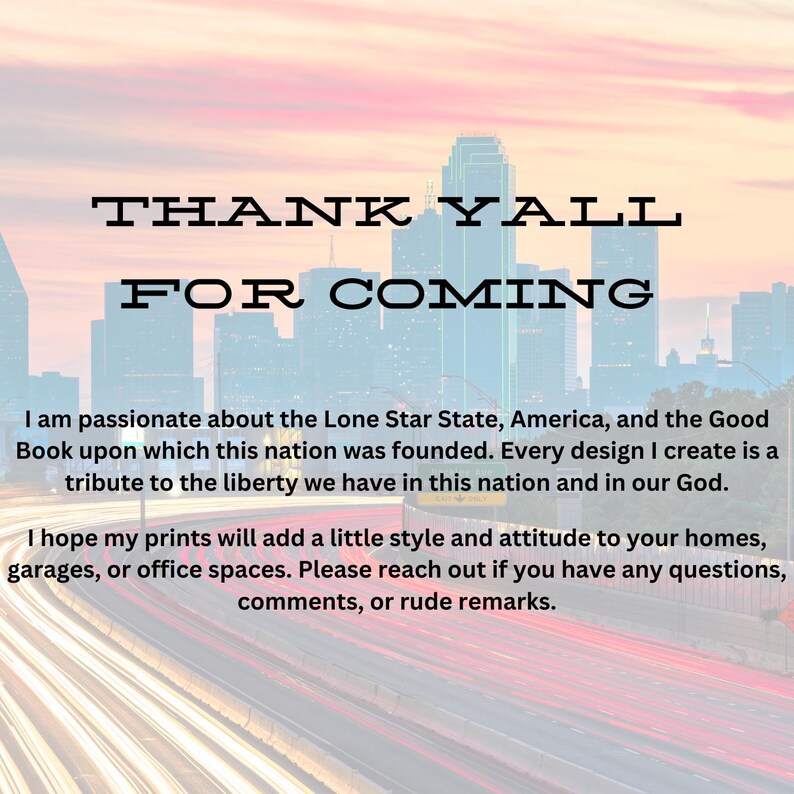 Pu&ograve; includere: Stampa digitale con il testo "THANK YALL FOR COMING" in grassetto nero. Lo sfondo presenta una silhouette di paesaggio urbano sotto un cielo rosa e blu, con scie di luce sfocate.