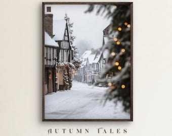 Op de afbeelding: Een besneeuwde straat met charmante, traditionele huizen in een Europees dorp. De straat is versierd met kerstverlichting en op de voorgrond staat een boom met twinkelende lichtjes.
