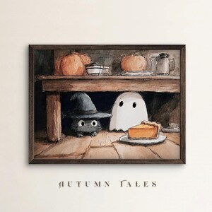 Puede incluir: Ilustración en acuarela enmarcada con temática de Halloween. La obra representa una estantería con calabazas, un fantasma, un gato con sombrero de bruja y una porción de tarta. El texto "AUTUMN TALES" está en la parte inferior.