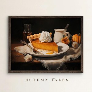 Puede incluir: Pintura enmarcada de naturaleza muerta con una porción de tarta de calabaza cubierta con crema batida sobre un plato blanco. También hay un tenedor, flores y una pequeña calabaza. Las palabras "AUTUMN TALES" están en la parte inferior.
