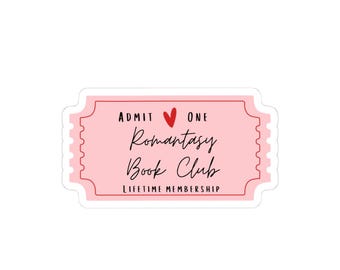 Könnte beinhalten: Ein rosa Aufkleber in Form eines Tickets mit rotem Rand. Der Text "ADMIT ONE" steht oben, mit einem roten Herzsymbol. Darunter steht der Text "Romantasy Book Club" und "LIFETIME MEMBERSHIP".