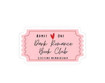 Könnte beinhalten: Ein rosa Aufkleber in Ticketform mit den Worten "ADMIT ONE" über "Dark Romance Book Club" und "LIFETIME MEMBERSHIP". Ein rotes Herz befindet sich zwischen "ADMIT" und "ONE". Der Aufkleber hat einen weißen Rand und einen gezackten Rand.