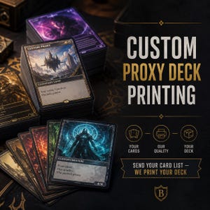 Op de afbeelding: Een stapel aangepaste proxy-ruilkaarten met fantasie-illustraties, waaronder een zwevend kasteel en een donker figuur in harnas. De tekst luidt CUSTOM PROXY DECK PRINTING, YOUR CARDS, OUR QUALITY, YOUR DECK en SEND YOUR CARD LIST - WE PRINT YOUR DECK.
