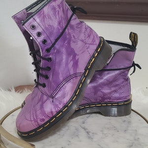 Vintage Pair of Womens DR. Martens Purple with Paint Stroke Accents Leather Boots in size UK 7 US 9 England Rare Like New Condition image 4