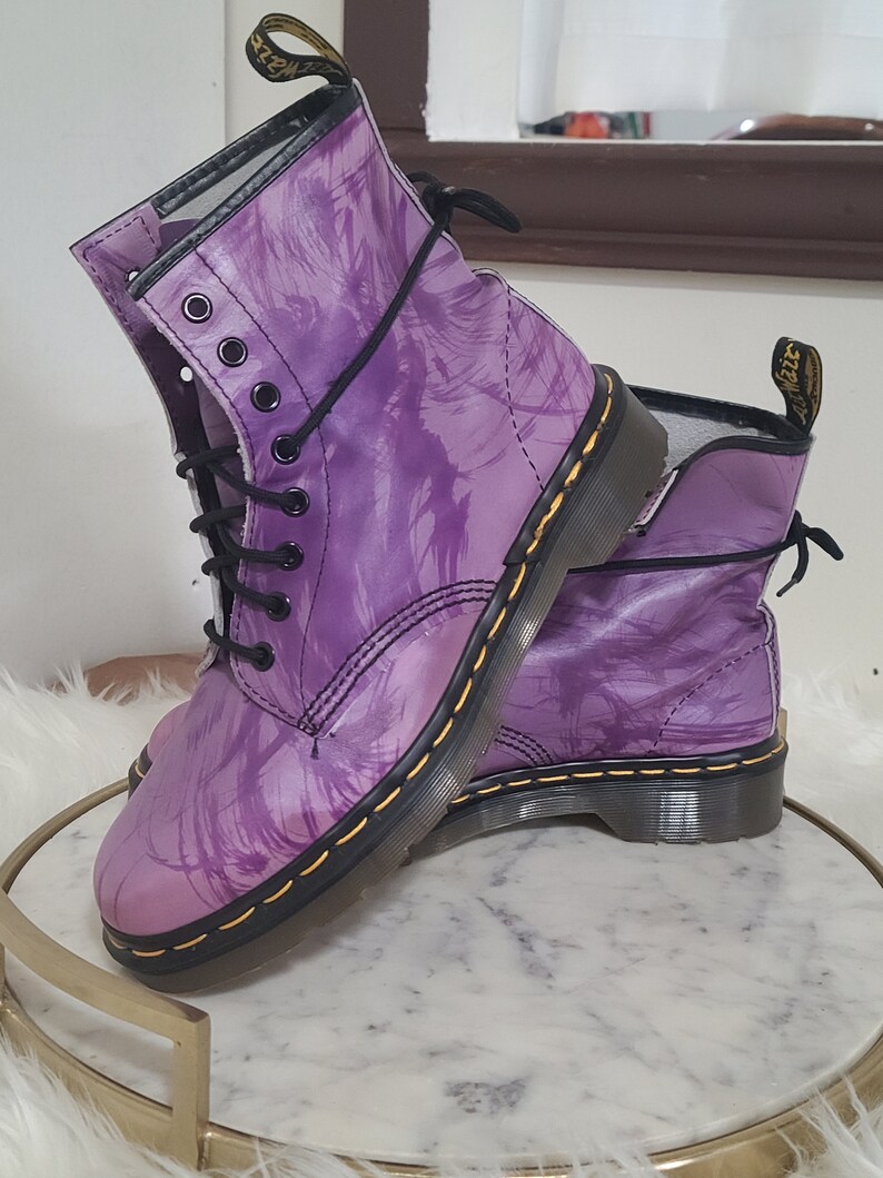 Vintage Pair of Womens DR. Martens Purple with Paint Stroke Accents Leather Boots in size UK 7 US 9 England Rare Like New Condition image 4