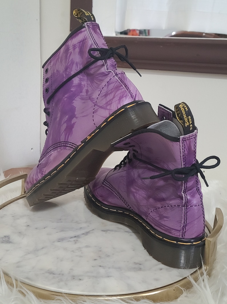 Vintage Pair of Womens DR. Martens Purple with Paint Stroke Accents Leather Boots in size UK 7 US 9 England Rare Like New Condition image 3