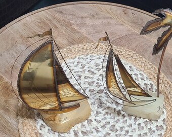 Ensemble de 2 sculptures de voilier John De Mott en laiton et marbre, signées Nautical Art