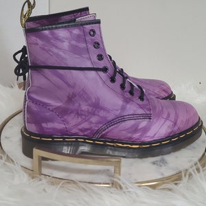 Vintage Pair of Womens DR. Martens Purple with Paint Stroke Accents Leather Boots in size UK 7 US 9 England Rare Like New Condition image 10