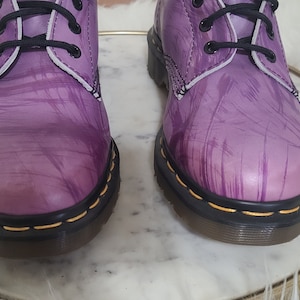 Vintage Pair of Womens DR. Martens Purple with Paint Stroke Accents Leather Boots in size UK 7 US 9 England Rare Like New Condition image 5