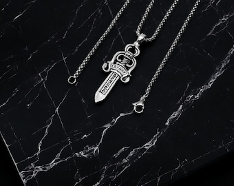 Pendentif épée gothique coeurs chromés - Collier tendance en argent sterling avec grosse chaîne - Bijoux artisanaux