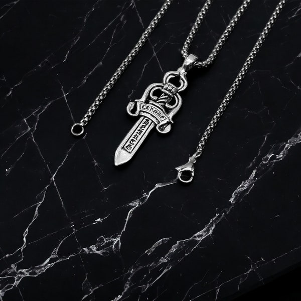 Pendentif épée gothique coeurs chromés - Collier tendance en argent sterling avec grosse chaîne - Bijoux artisanaux