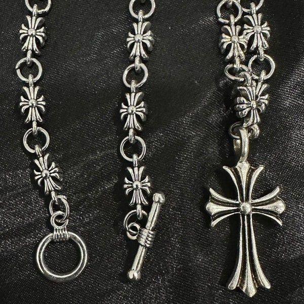 Collar de cadena de estrangulamiento hecho a mano con corazones de cromo gótico, corazones de cromo gótico inspirados con un arte exquisito y elegantes detalles colgantes