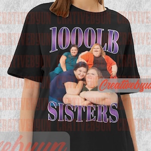Może przedstawiać: Czarny t-shirt z napisem "1000LB SISTERS" w fioletowym gradiencie i zdjęciem czterech kobiet. Koszulka jest unisex i zgodna z rozmiarem. Widoczny jest również tekst "Creativebyun".