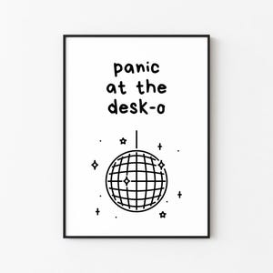 Könnte beinhalten: Schwarz-weiß druckbarer Kunstdruck mit dem Text "panic at the desk-o" und einer Discokugel-Grafik.