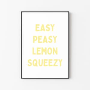 Może przedstawiać: Żółty nadruk na białym tle z tekstem "EASY PEASY LEMON SQUEEZY" w czarnej ramie.