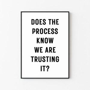 Op de afbeelding: Zwart-wit typografieprint met de tekst "Does the process know we are trusting it?"
