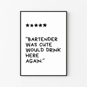 Puede incluir: Un diseño de arte de pared imprimible en blanco y negro con cinco estrellas y el texto "BARTENDER WAS CUTE WOULD DRINK HERE AGAIN."