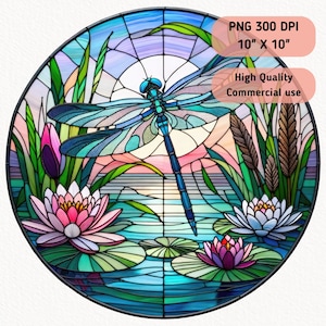 Pode incluir: Um design de vitral com uma libélula azul com nenúfares e flores rosa, azuis e verdes. O fundo é um pôr do sol com um céu azul e nuvens cor-de-rosa.