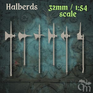 Op de afbeelding: Een afbeelding toont zes miniatuur hellebaarden, elk met een verschillend lemmetontwerp. De tekst "Halberds" en "32mm / 1:54 scale" staan bovenaan. De hellebaarden zijn lichtgrijs en staan tegen een getextureerde, donkerblauwe achtergrond.