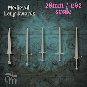 Può includere: Cinque spade lunghe medievali sono esposte su uno sfondo strutturato e turchese. Le spade sono di colore chiaro, con diversi design di impugnatura e lama. Il testo in alto recita "Medieval Long Swords" e "28mm / 1:62 scale".