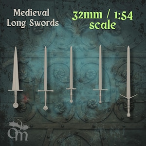 Può includere: Cinque spade lunghe medievali sono esposte su uno sfondo strutturato e turchese. Le spade sono di colore chiaro, con elsa e lame dettagliate. Il testo in alto recita "Medieval Long Swords" e "32mm / 1:54 scale."