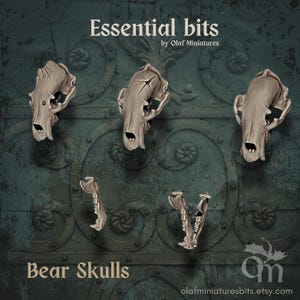 Op de afbeelding: Een afbeelding van metalen berenschedels tegen een donkergroene, getextureerde achtergrond. De tekst "Essential bits" en "Bear Skulls" is zichtbaar. De Etsy shopnaam is ook zichtbaar.